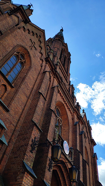 ceglany budynek kościoła