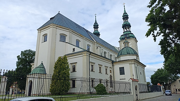 jasny budynek kościoła