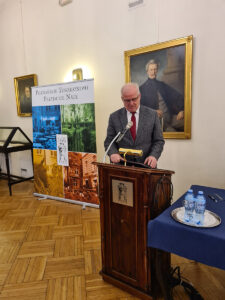 Jedna osoba stoi przy mównicy