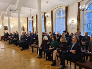 Wiele osób, którzy siedzą na dużej sali