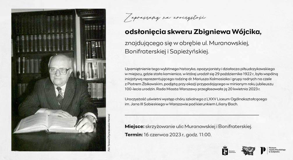 Tekst zaproszenia i zdjęcie siedzącego przy stole starszego mężczyzny; za nim znajduje się regał z książkami, przed nim leży również książka